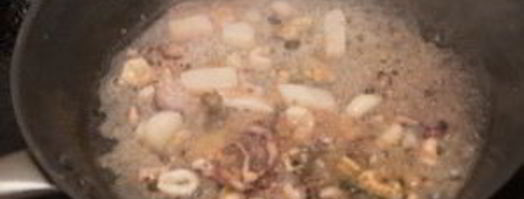 спагетти с чернилами каракатицы и морепродуктами. Шаг 4