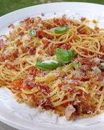 Спагетти с помидорами и беконом