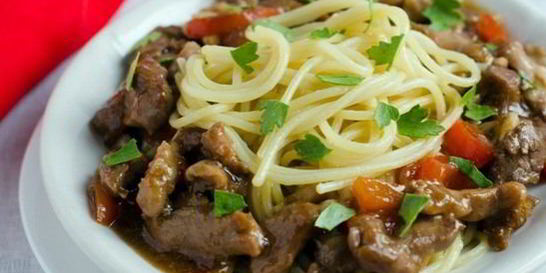 Спагетти со свининой в соусе