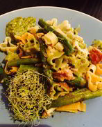 Цветная паста со спаржей и песто