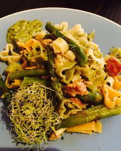 Цветная паста со спаржей и песто