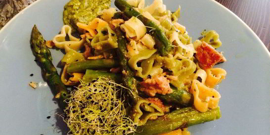 Цветная паста со спаржей и песто