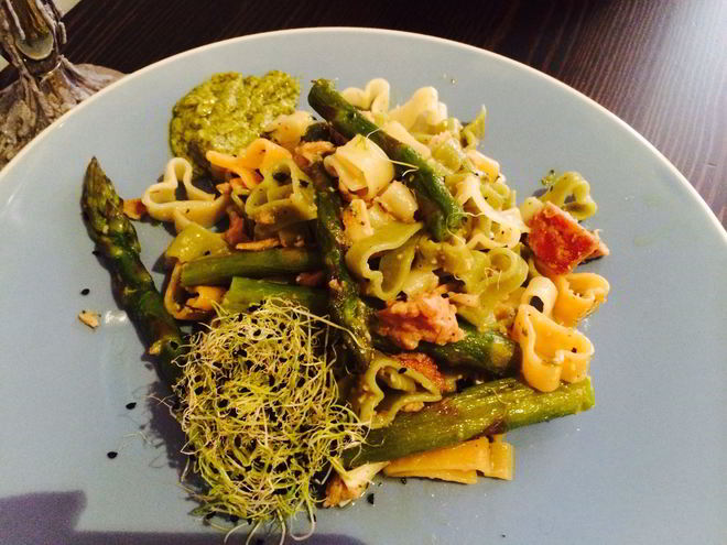 Рецепт цветной пасты со спаржей и песто