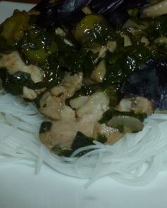 Жареная лапша со свининой и шпинатом