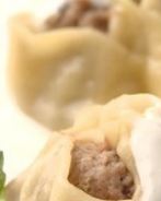 Манты с бараниной и йогуртовым соусом