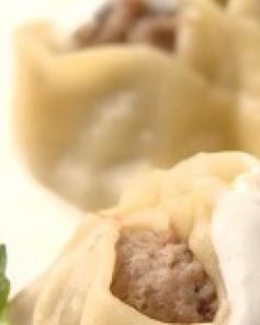 Манты с бараниной и йогуртовым соусом