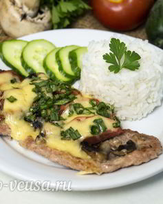 Мясо по-французски с помидорами и грибами