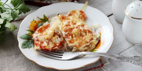 Мясо по-французски с сыром и помидорами в духовке