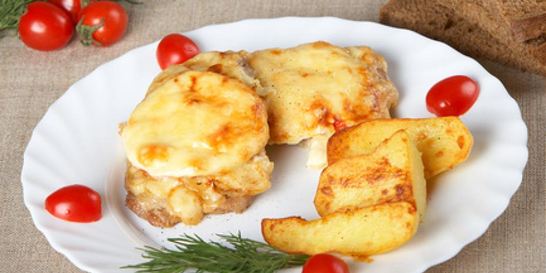 Мясо по-французски с жареным картофелем