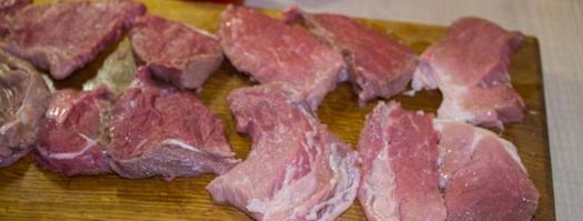 мясо свинины по-французски с помидорами картошкой сыром. Шаг 3