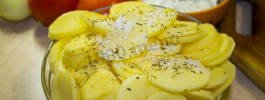 мясо свинины по-французски с помидорами картошкой сыром. Шаг 12