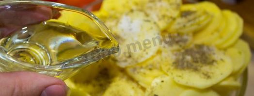 мясо свинины по-французски с помидорами картошкой сыром. Шаг 13