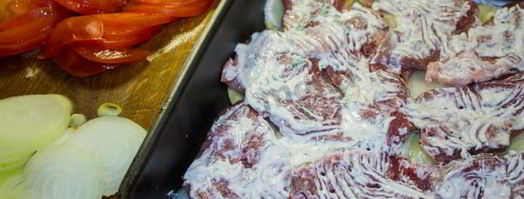 мясо свинины по-французски с помидорами картошкой сыром. Шаг 20