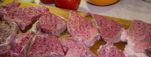 мясо свинины по-французски с помидорами картошкой сыром. Шаг 4