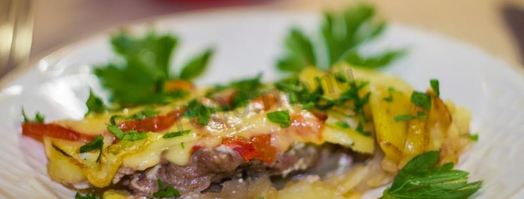 мясо свинины по-французски с помидорами картошкой сыром. Шаг 28