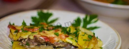 мясо свинины по-французски с помидорами картошкой сыром. Шаг 29