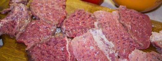 мясо свинины по-французски с помидорами картошкой сыром. Шаг 5