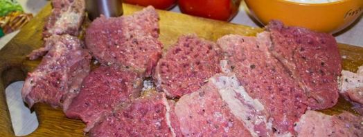 мясо свинины по-французски с помидорами картошкой сыром. Шаг 6