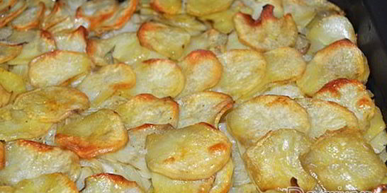 Запеченный картофель с луком по-французски