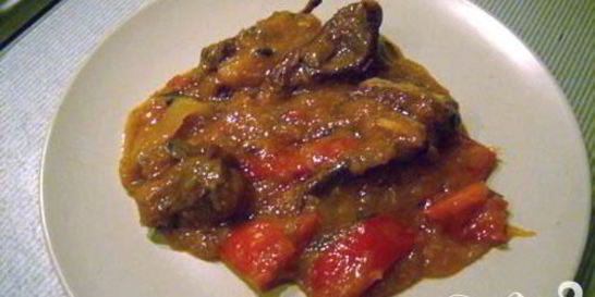 Баранина на косточке с помидорами и вином