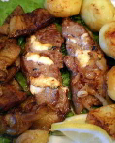 Фаршированная говядина фламбе с овощами