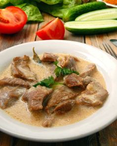 Говядина в сметанном соусе тушеная