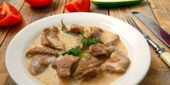 Говядина в сметанном соусе тушеная