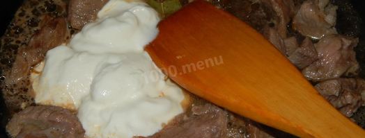 говядина в сметанном соусе тушеная. Шаг 7