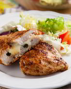 Куриная грудка, фаршированная моцареллой и каперсами