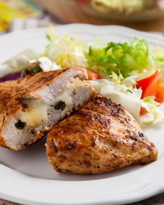 Куриная грудка, фаршированная моцареллой и каперсами
