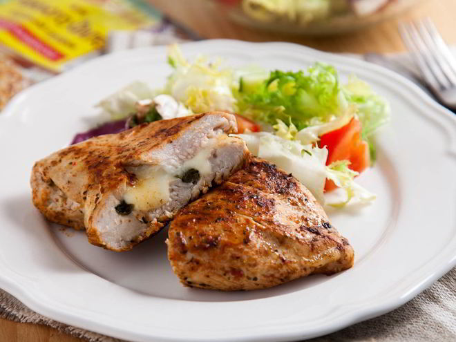 Рецепт куриной грудки, фаршированной моцареллой и каперсами