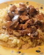 Куриная грудка с шампиньонами в сливках