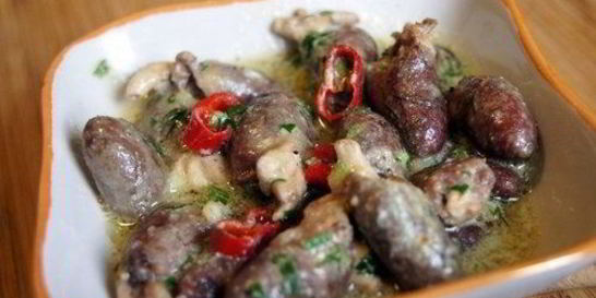 Куриные сердечки с перцем чили