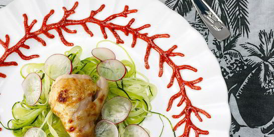 Курица с зеленой лапшой и редисом