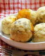 Пряные куриные шарики с кедровыми орешками на пару