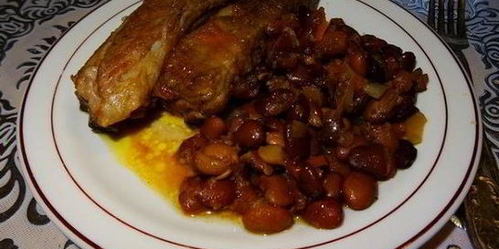 Свинина, тушенная с фасолью в мультиварке