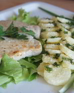 Свиной эскалоп, пропитанный горчицей и картошка с хреном