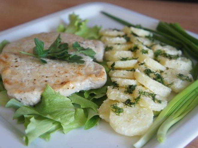 Рецепт свиного эскалопа, пропитанного горчицей и картошка с хреном