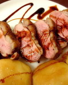 Утиная грудка с карамелизированными яблочками