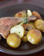 Утиные окорочка с яблоками в духовке