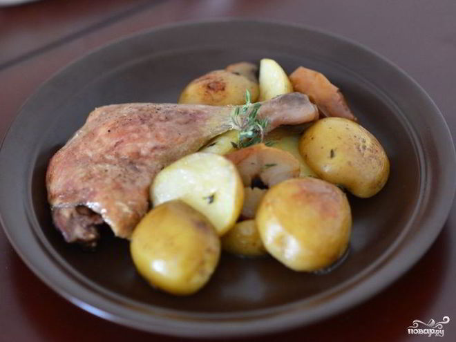 Рецепт утиных окорочка с яблоками в духовке