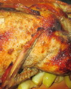 Утка с яблоками и смородиновым соусом