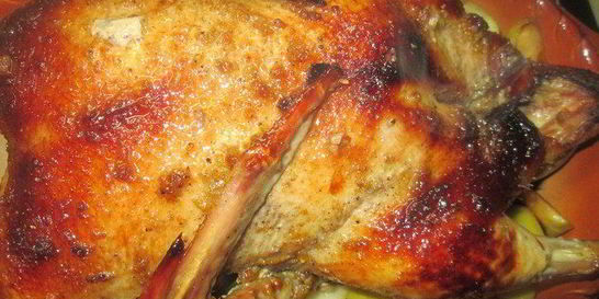 Утка с яблоками и смородиновым соусом