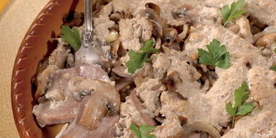 Язык, тушенный в сметане