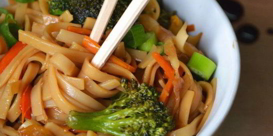 Нудлс — яичная лапша с овощами и соевым соусом