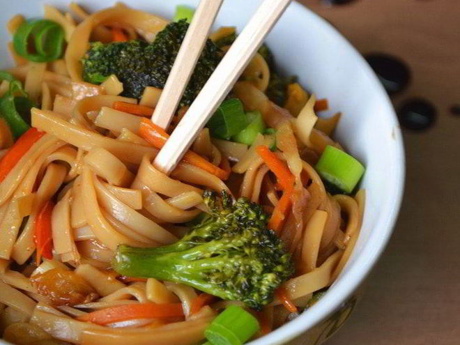 Рецепт нудлса — яичной лапши с овощами и соевым соусом