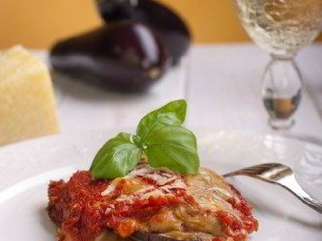 Рецепт баклажанов, запеченных с сыром, базиликом и кедровыми орешками