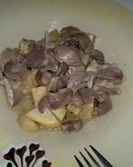 Корень сельдерея в смеси из специй и тушеные желудки индейки