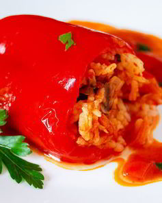 Перец, фаршированный рисом и овощами