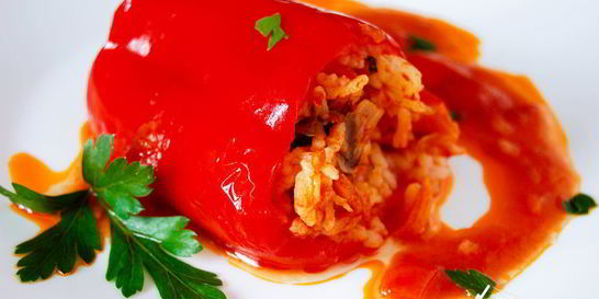 Перец, фаршированный рисом и овощами